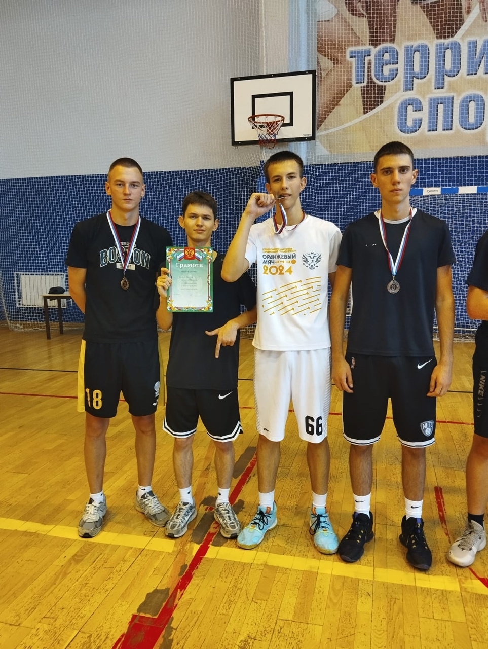 Первокурсники ИЭФ – бронзовые призёры первенства по стритболу!