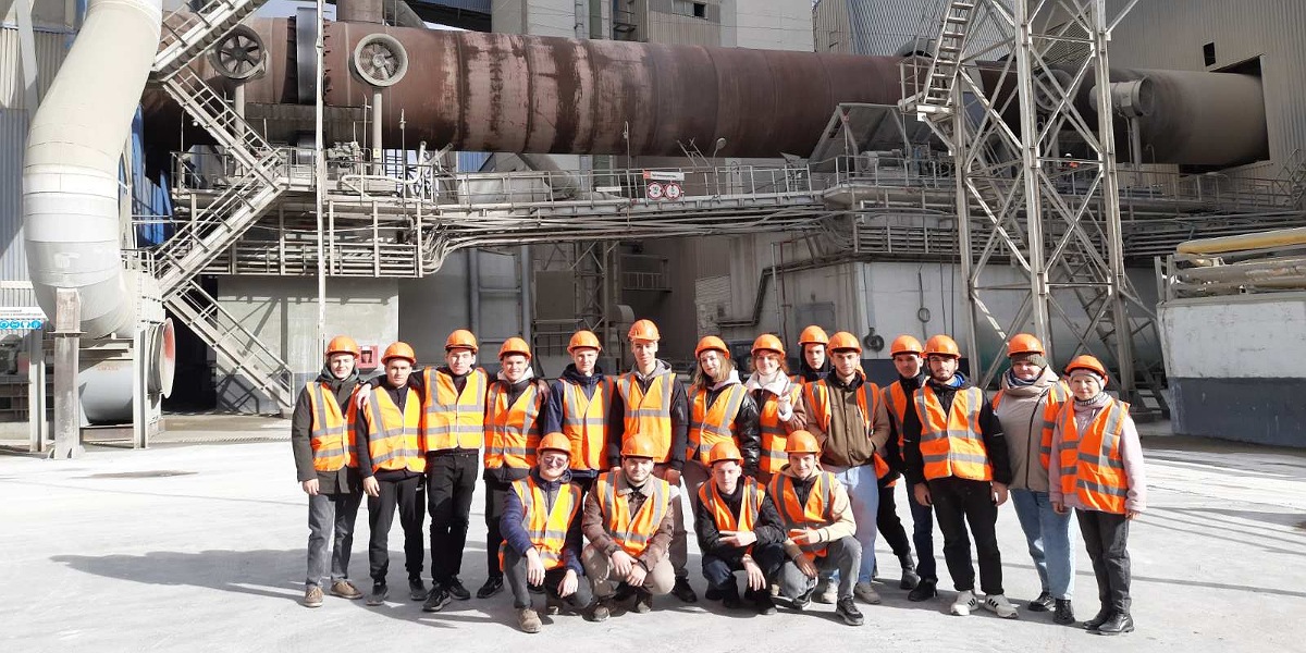 10 октября студенты 3 курса профиля «Промышленное и гражданское строительство» побывали на Сенгилеевском цементном заводе