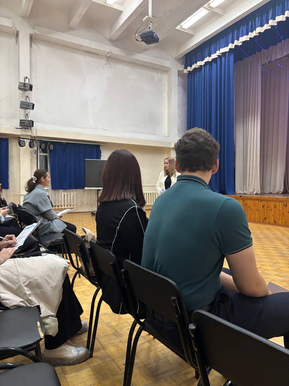На родительском собрании в школе №81 с подробным и конструктивным докладом выступила Матвеева Татьяна Юрьевна, осветившая карьерные траектории для выпускников 9 классов, выбирающих колледж. 