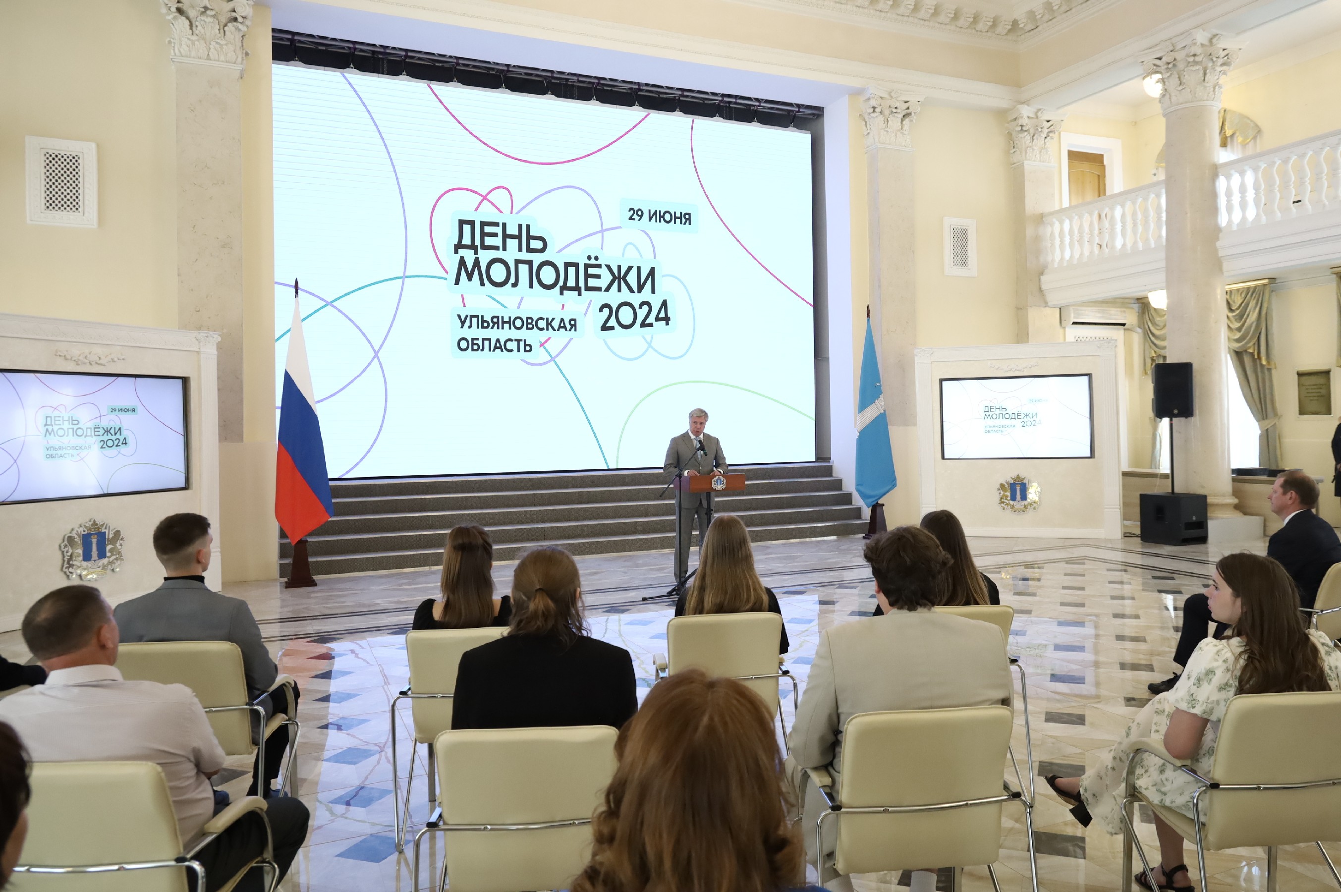 В День молодежи губернатор Алексей Русских наградил студентов и преподавателей