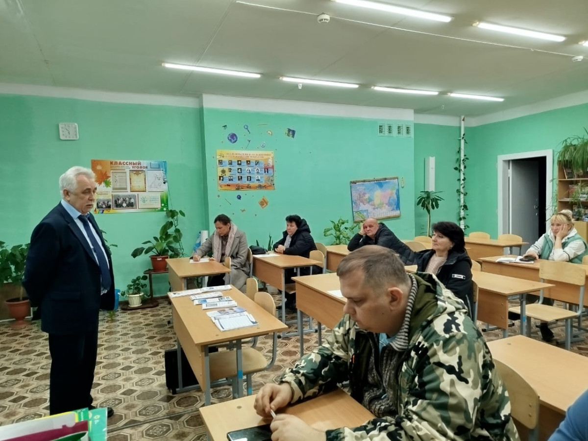 Декан ЭФ встретился с родителями выпускников подшефной Языковской школы Декан ЭФ встретился с родителями выпускников подшефной Языковской школы