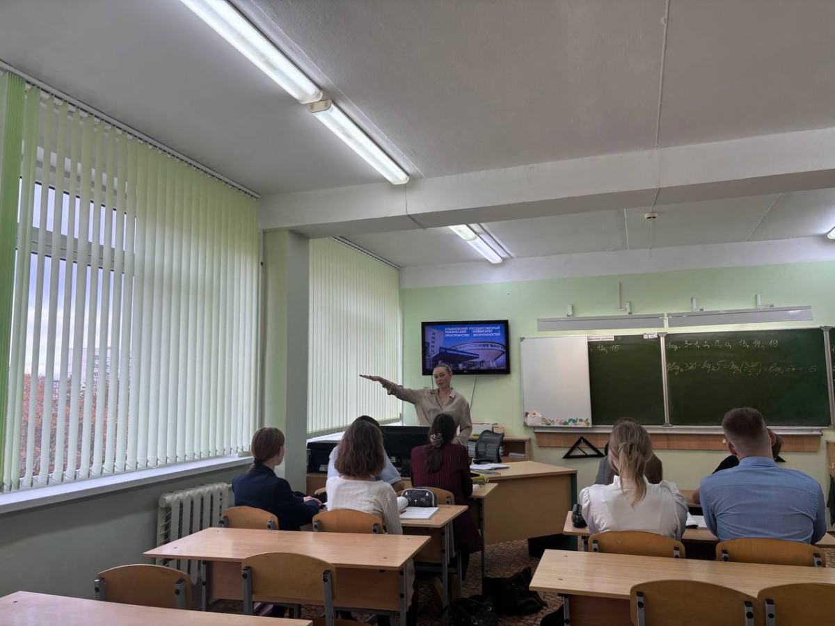 В школе №65 в рамках всероссийской программы «Россия — страна возможностей» состоялась профориентационная лекция для старшеклассников. 