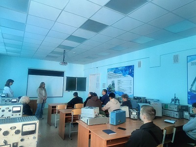 Встреча студентов 4-го курса РТФ с представителями АО "НПП "Завод Искра"