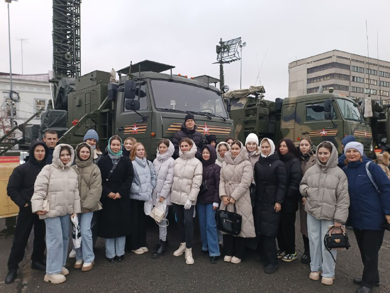 Студенты на выставке трофейной техники