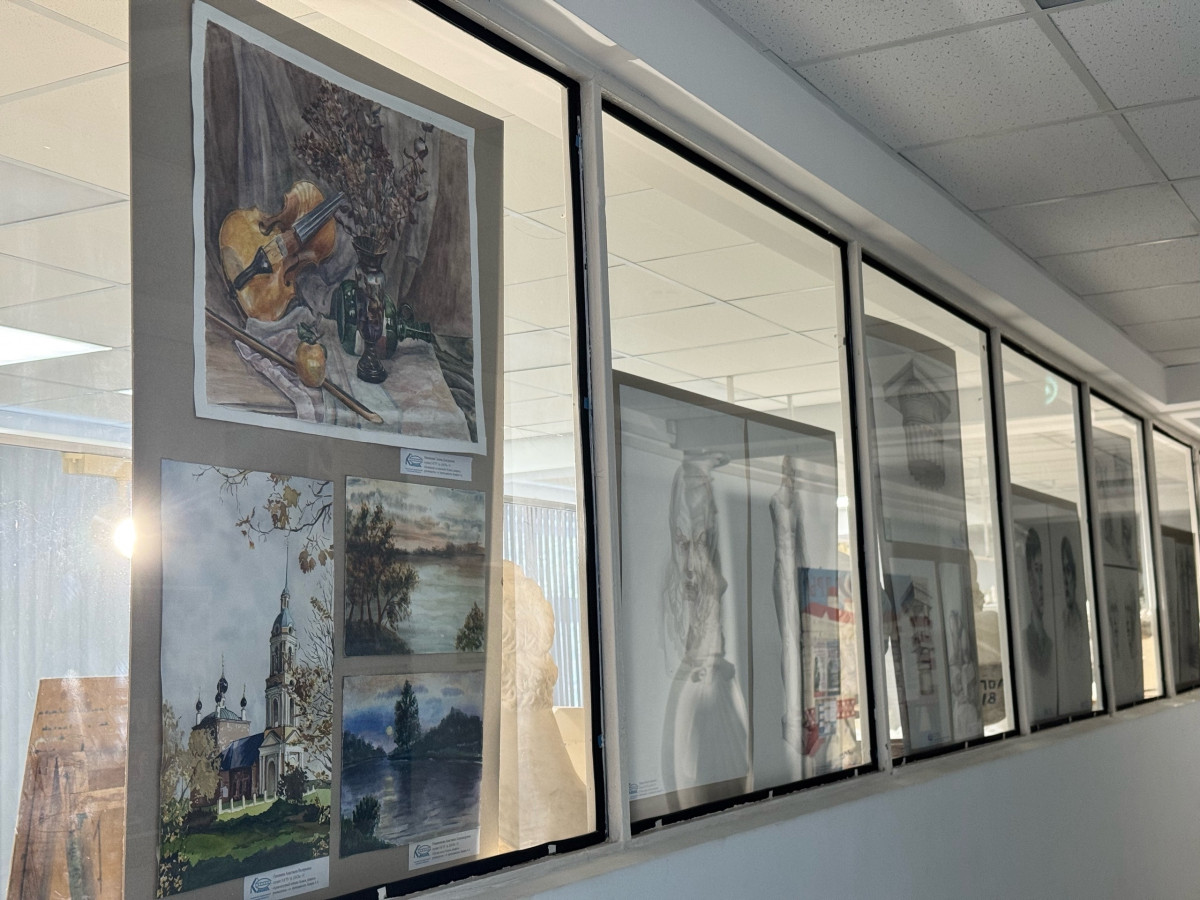 На третьем этаже 5 корпуса УлГТУ студенты направления "Дизайн архитектурной среды" обновили выставку учебных работ по рисунку и живописи