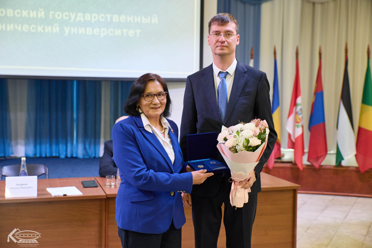 Кафедра "Иностранные языки" поздравляет профессора, заведующего кафедрой, доктора филологических наук Насиму Саетовну Шарафутдинову с заслуженной наградой - присвоением Почетного звания "Почетный работник сферы образования Российской Федерации"!