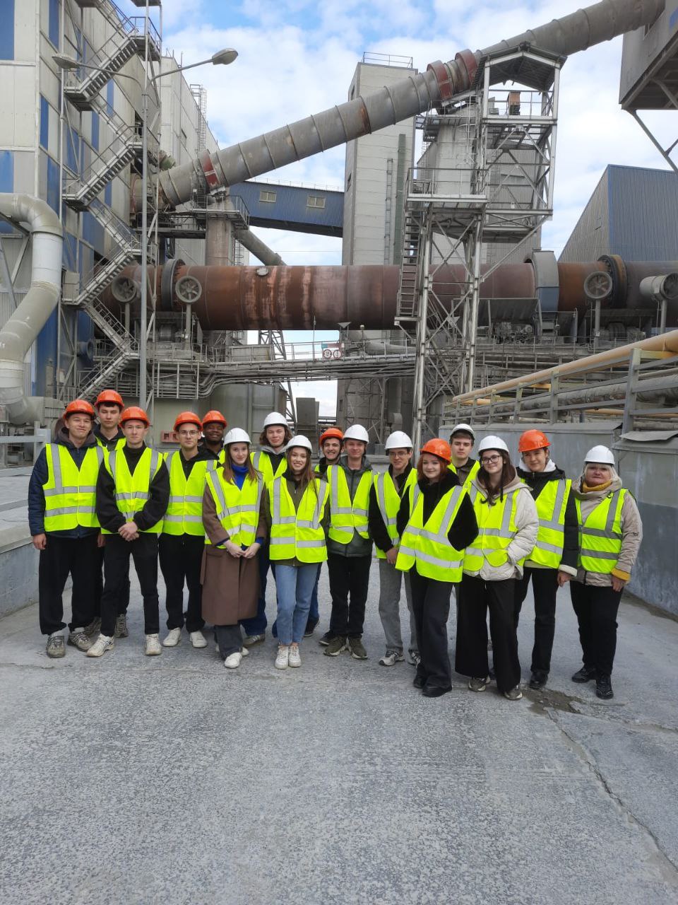 16 октября в рамках проведения акции "Неделя без турникетов" студенты третьего курса профиля "Промышленное и гражданское строительство" ездили на экскурсию в Сенгилеевский филиал АО ЦЕМРОС