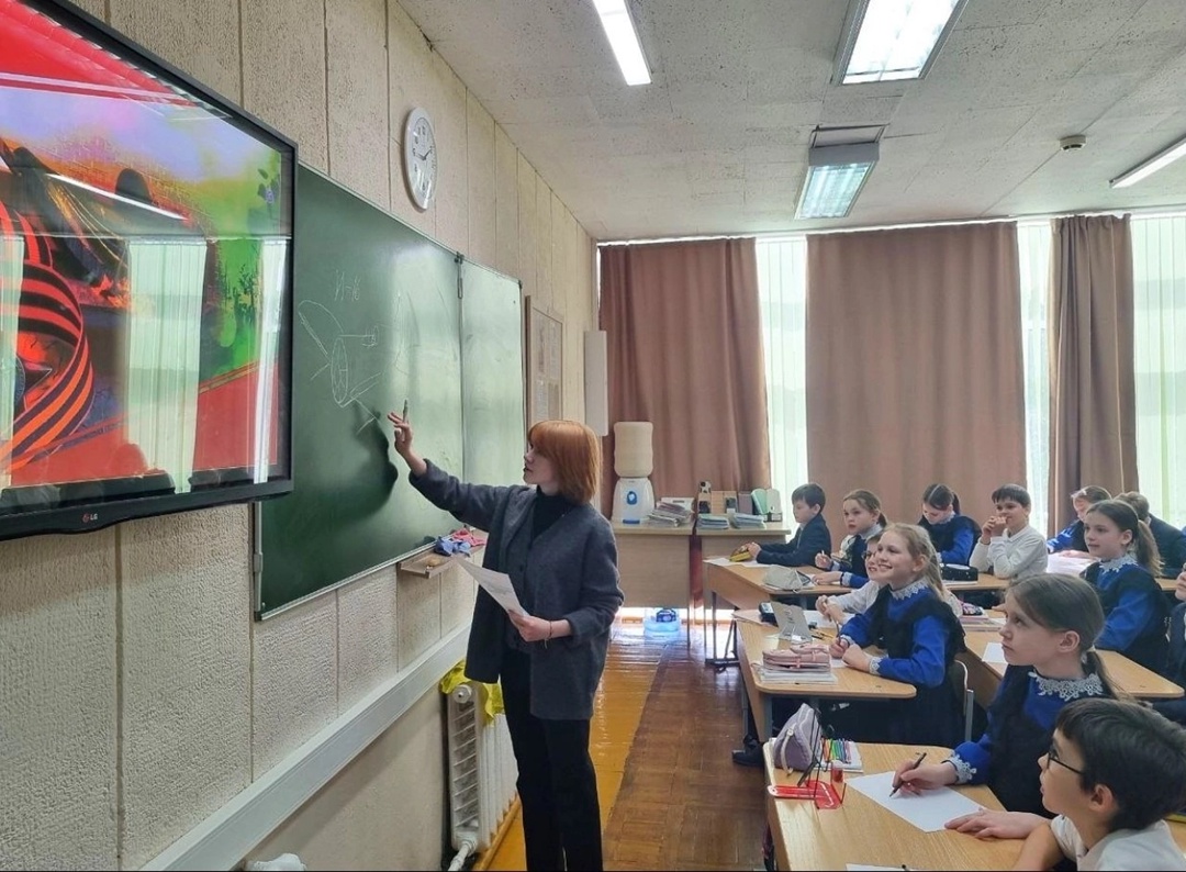 5 мая студенты 2 курса направления "Дизайн архитектурной среды" провели Урок Победы в Гимназии №1 им. В. И. Ленина